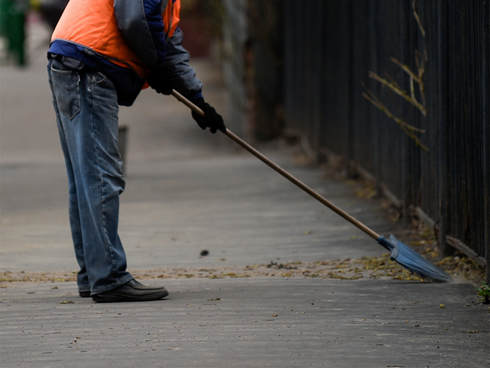 Супермаркет начал приводить в порядок территорию на улице Фабричной