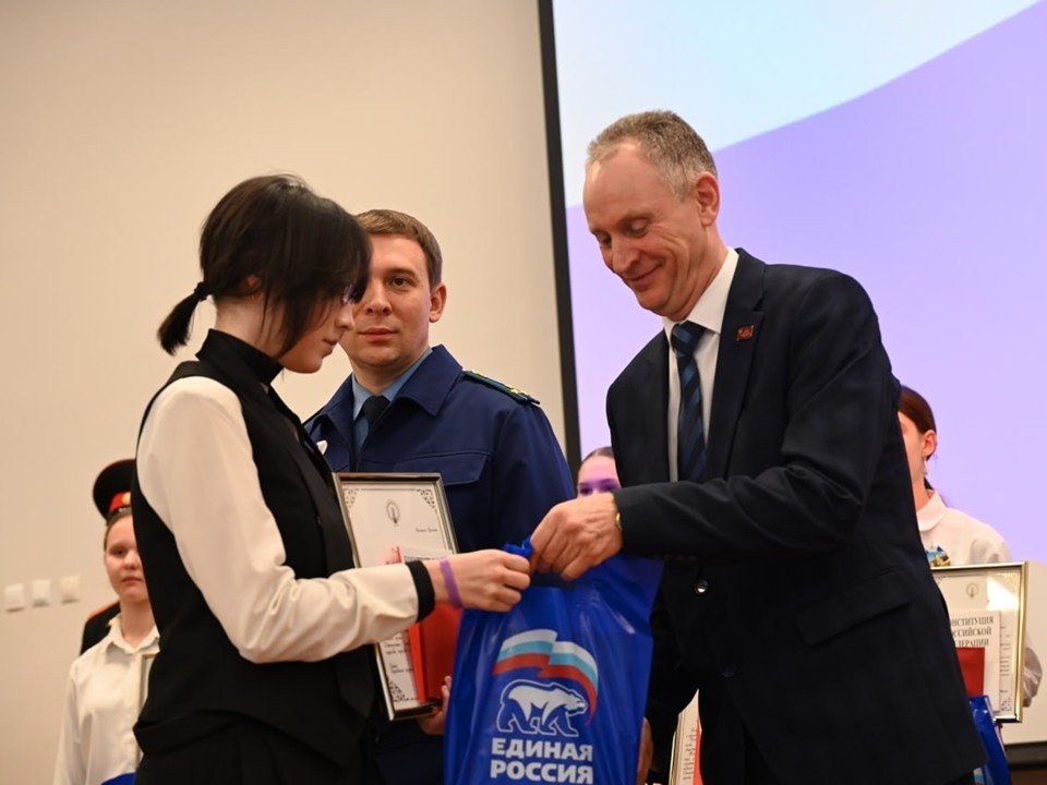 В День Конституции 11 подростков из Серпухова получили первые паспорта