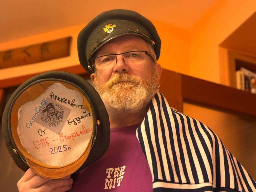 Кузьмич из «Особенностей национальной охоты» лично отправил подарок в Егорьевск