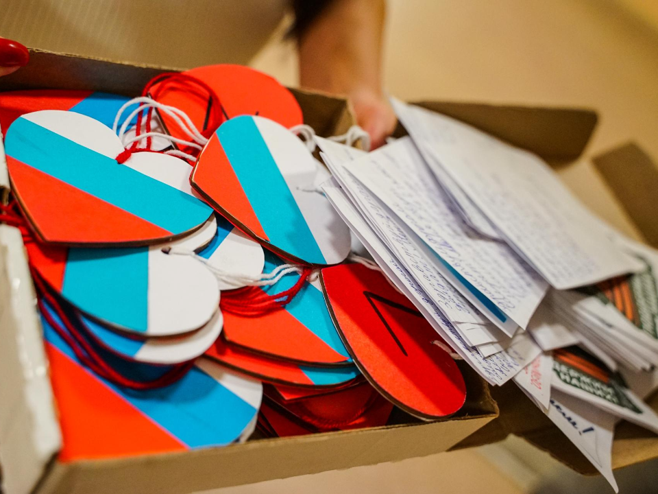 Талисманы в виде сердечек от химкинских школьников передали бойцам в зону СВО