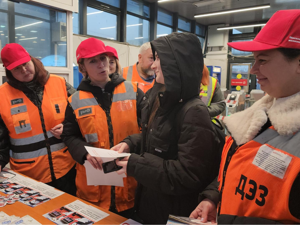 Зацепинг, наушники и капюшон: как в Люберцах учат детей безопасности на железной дороге
