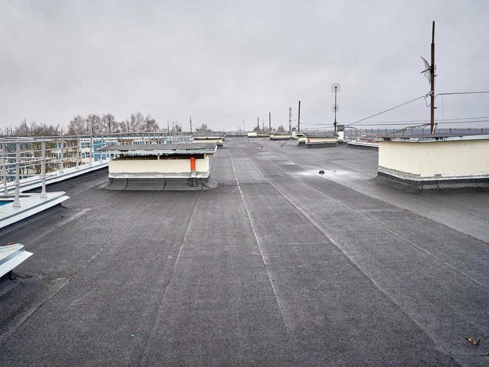 Старый дом получил новую крышу: в микрорайоне Юбилейный завершен капитальный ремонт кровли