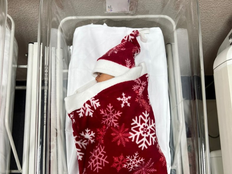 Главный наш подарочек это ты: как в Подмосковье устраивают в декабре праздничные выписки новорожденных