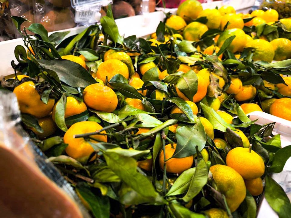 Не только аллергия: врач объяснила, какие болезни обостряются от новогоднего фрукта