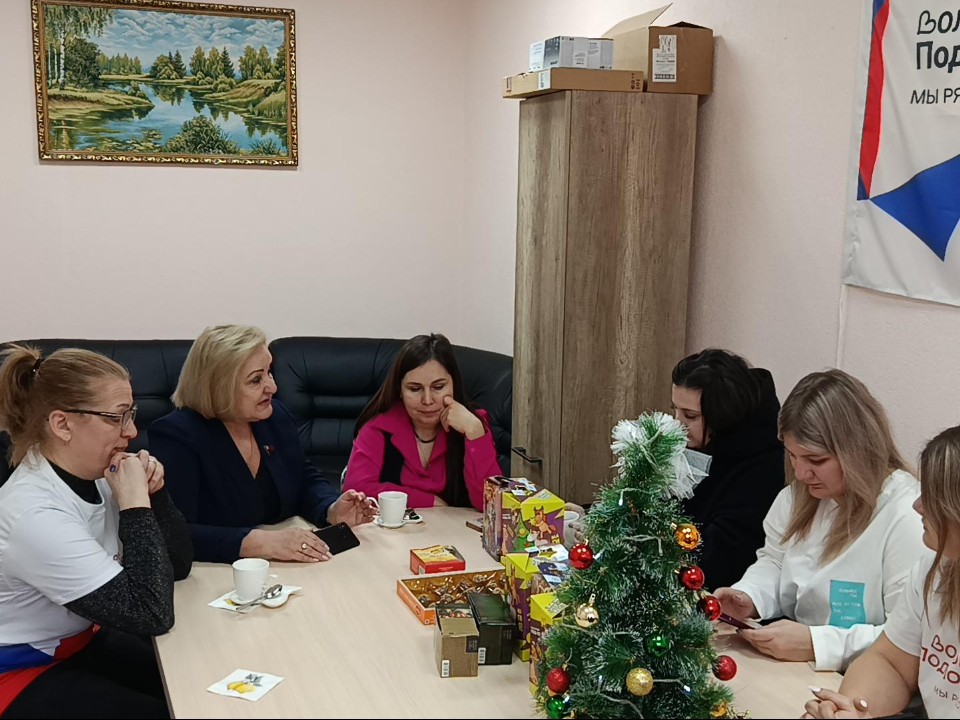 Чай, разговор без формальностей и подарки детям: как в Восходе поддержали семьи бойцов