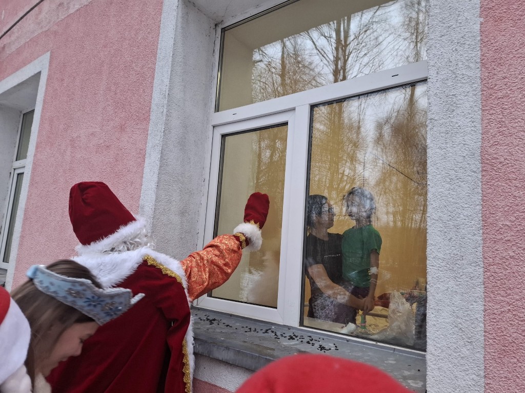 Дед Мороз из Ступина принес в больницу письма и игрушки ручной работы