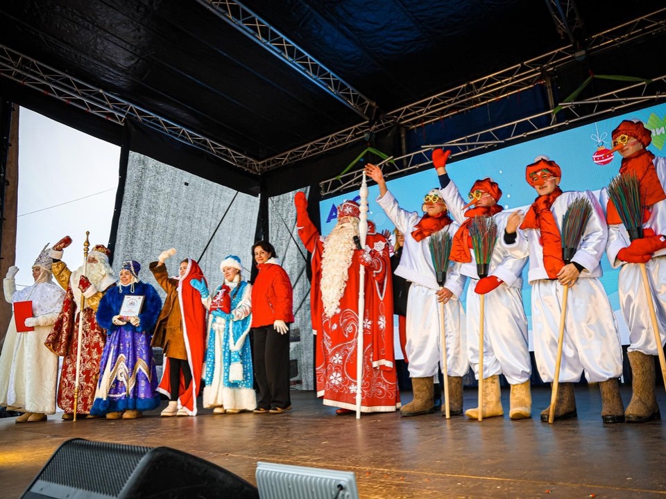 Дед Мороз, огненное шоу и гости из Чукотки: как прошел 15-й новогодний парад в Клину