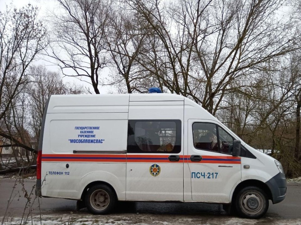 Носилки вместо лифта: пожарные помогли медикам доставить пенсионера в больницу