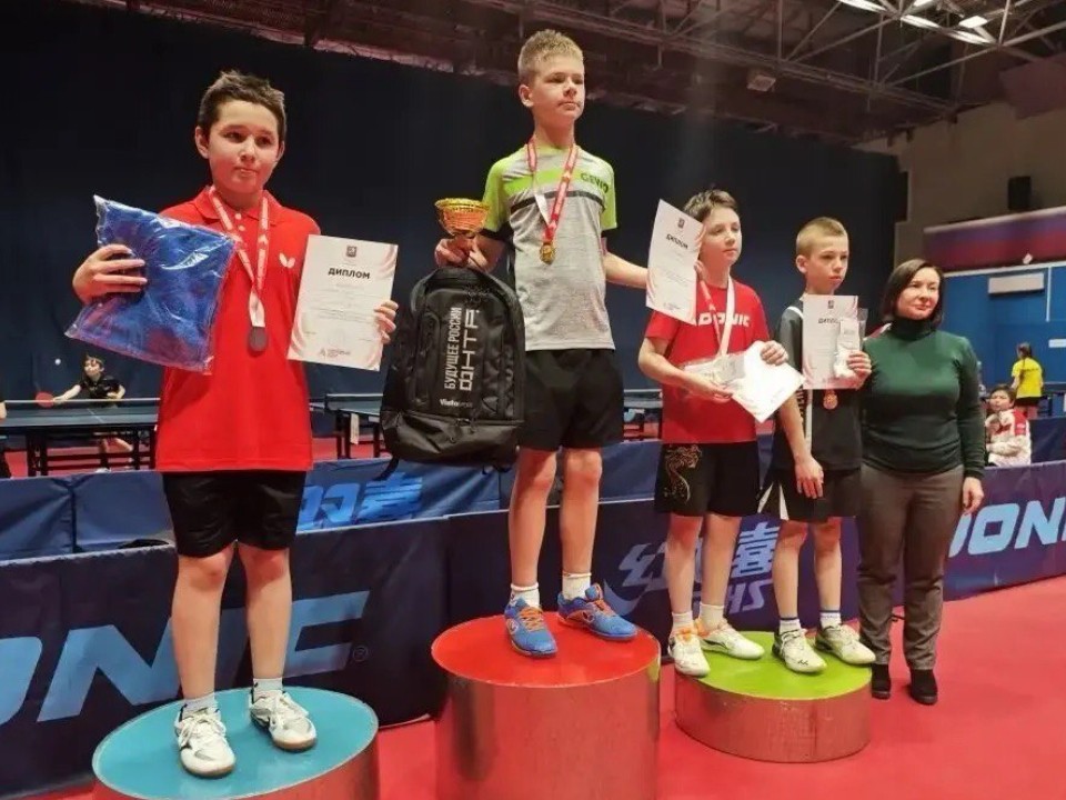 Клинские теннисисты взяли золото и серебро на новогоднем турнире