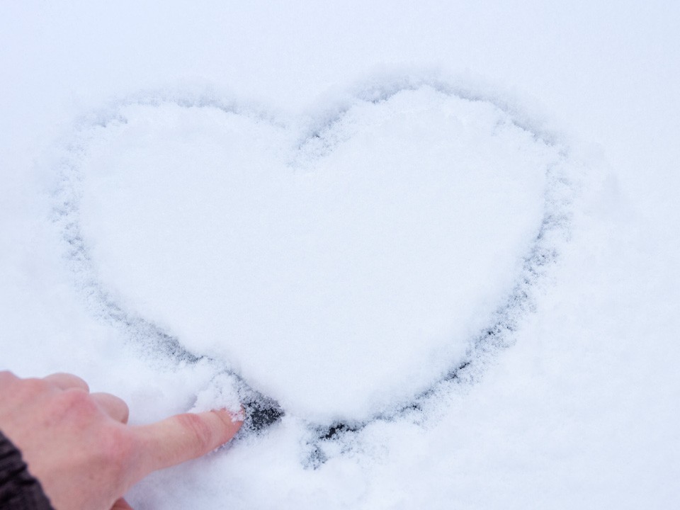 Город пропитан любовью: жители Балашихи оставляют романтичные послания на снегу и в подъездах