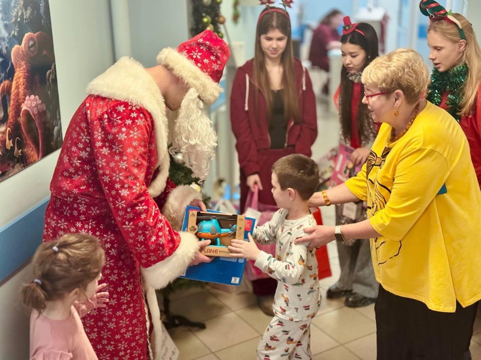 Лучшее лекарство: будущие медики подарили праздник маленьким пациентам НИКИ детства