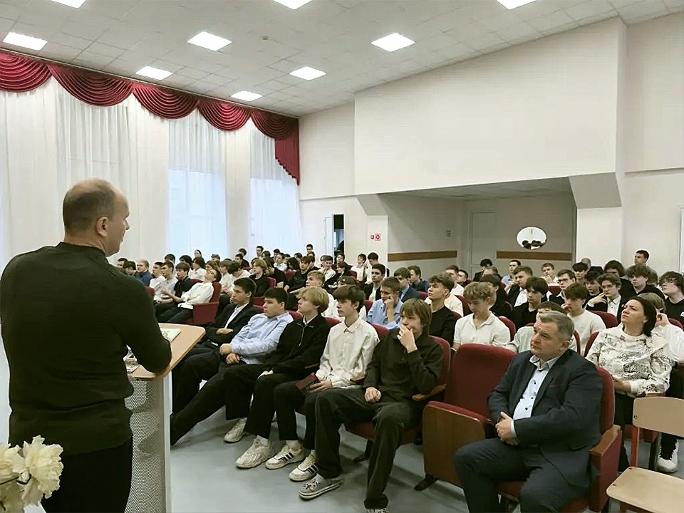 Курс на стратегическую защиту: ступинские школьники изучили возможности академии РВС