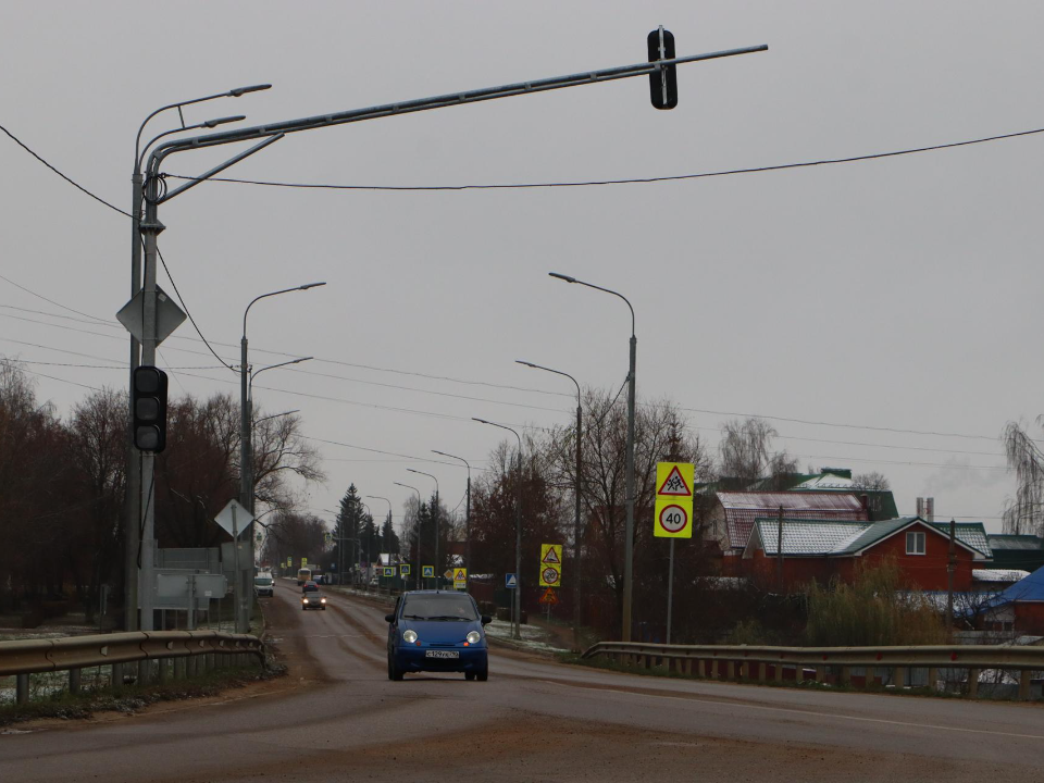 Жители просят «усыпить» на ночь единственный светофор в Серебряных Прудах