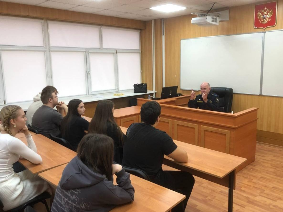 Сотрудники ФССП встретились с молодежью: как узнать свои права и предупредить преступление рассказали студентам филиала РАНХиГС