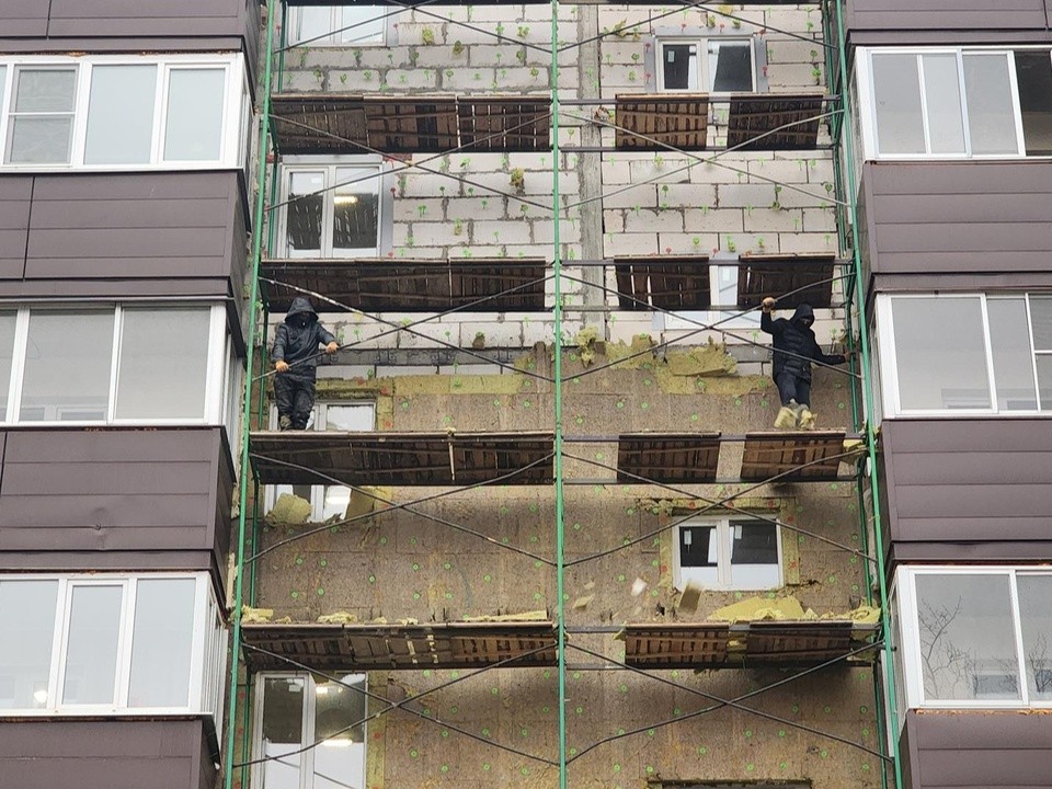 Фасад пятиэтажки в Майданово отделали инновационным утеплителем