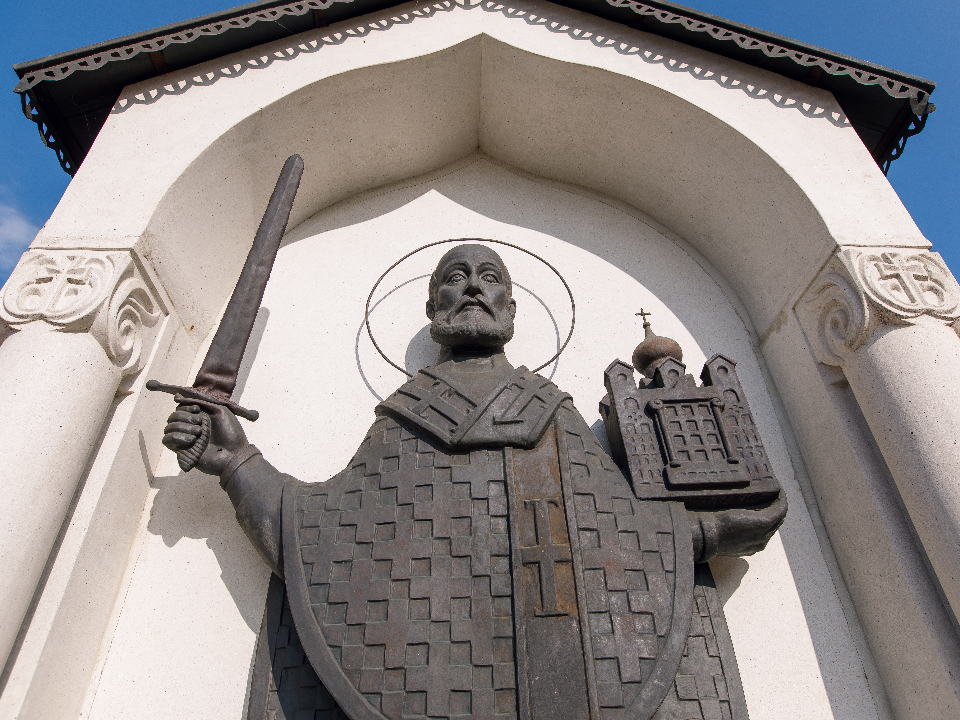 Как «не зашить» удачу 19 декабря 2025: народные приметы и запреты в день Николая Чудотворца