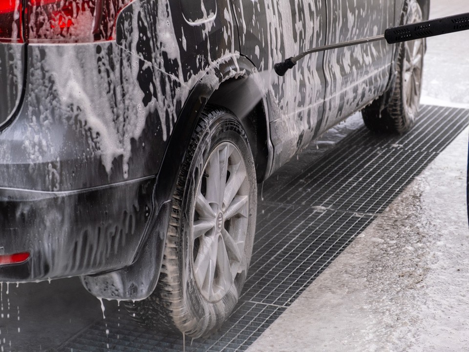 Ночь хаоса: неизвестный мужчина устроил погром на мойке в Голубом