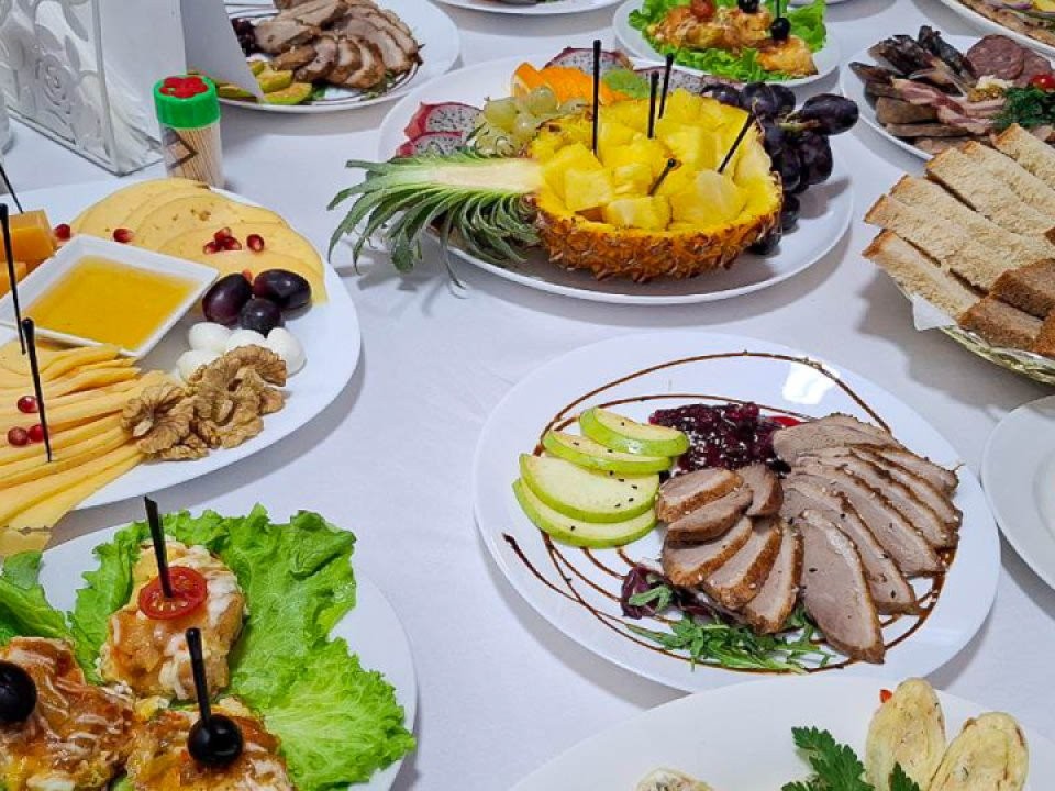 Бюджетный новогодний стол: неожиданный способ, который сэкономит десятки тысяч рублей