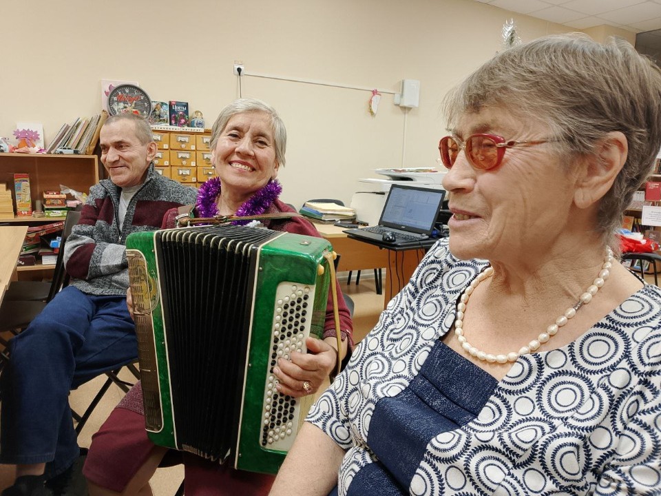Играли в снежки и порвали три баяна: волоколамские долголеты устроили новогодние посиделки