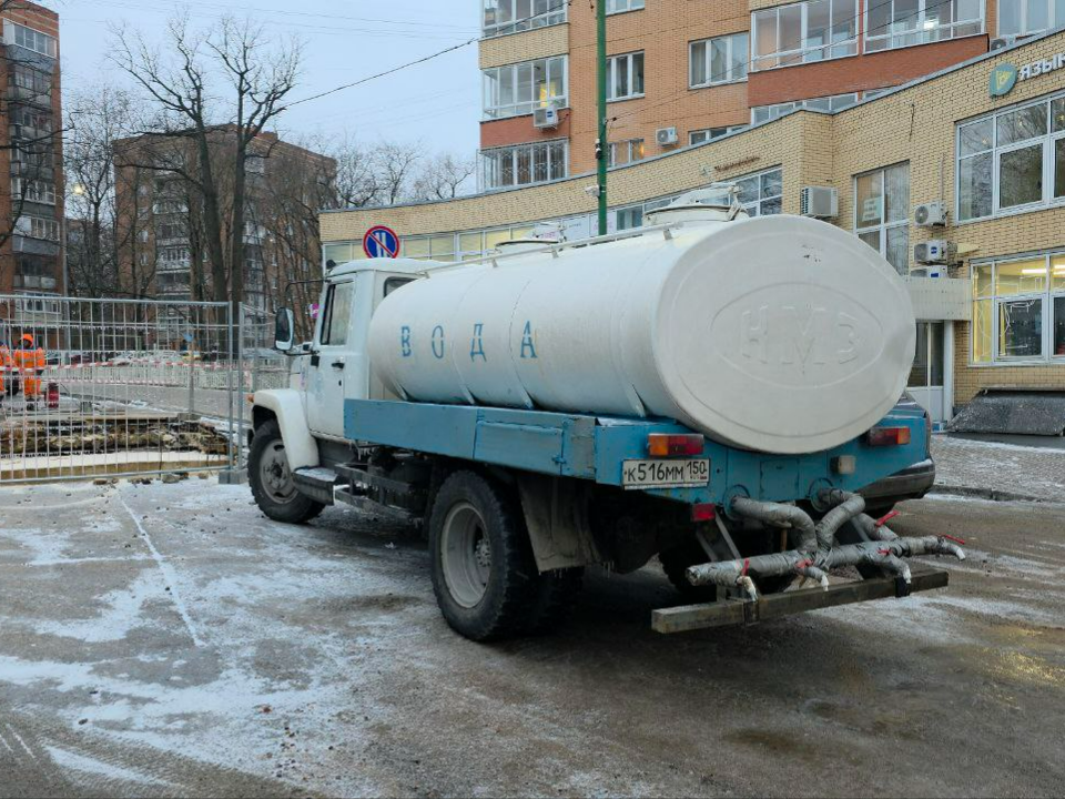 Жильцы домов на улице Кирова могут набрать питьевую воду в автоцистерне