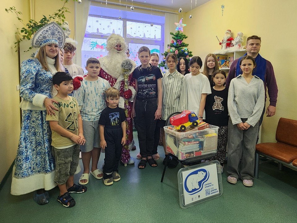 Около 50 новогодних подарков вручили маленьким пациентам клинской больницы