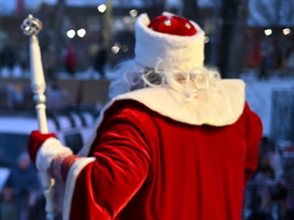 На чем ездит Дед Мороз? Волшебник осваивает современные виды транспорта
