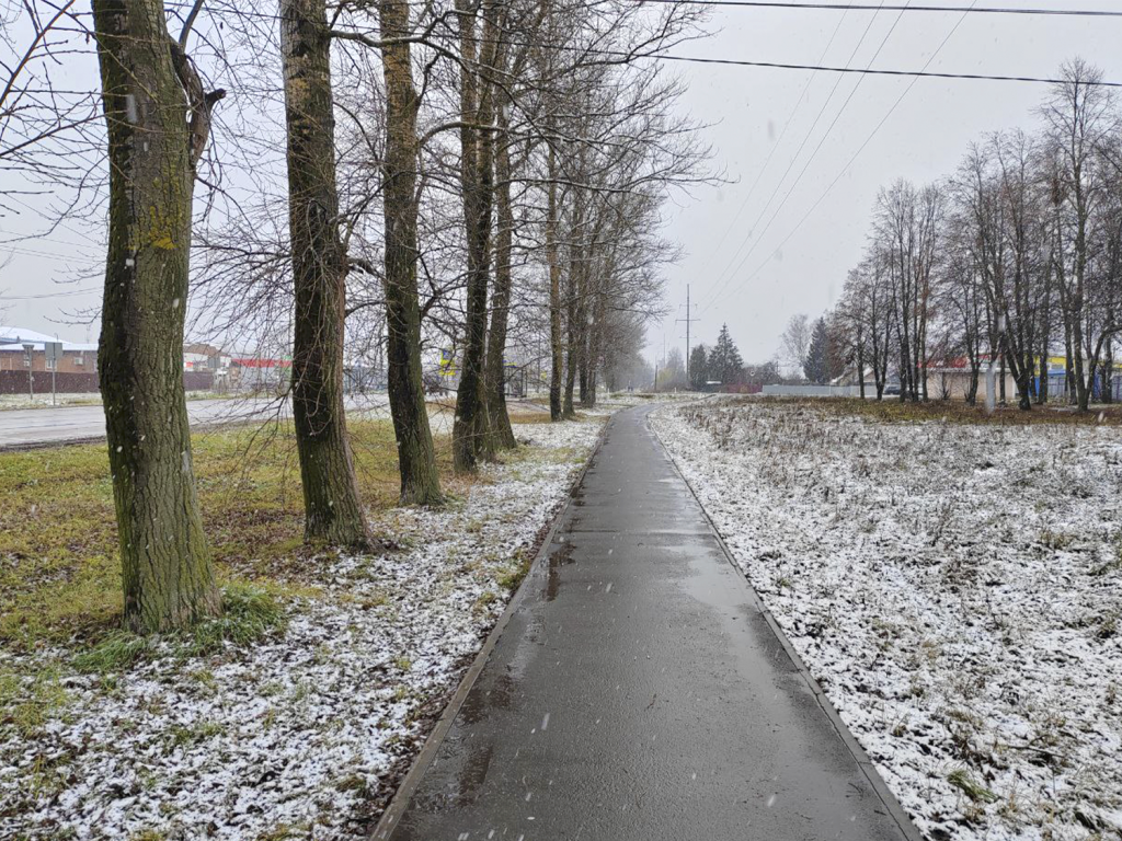 Осторожнее на поворотах: в Зарайске выпал снег, водителям и пешеходам рекомендуют быть внимательнее