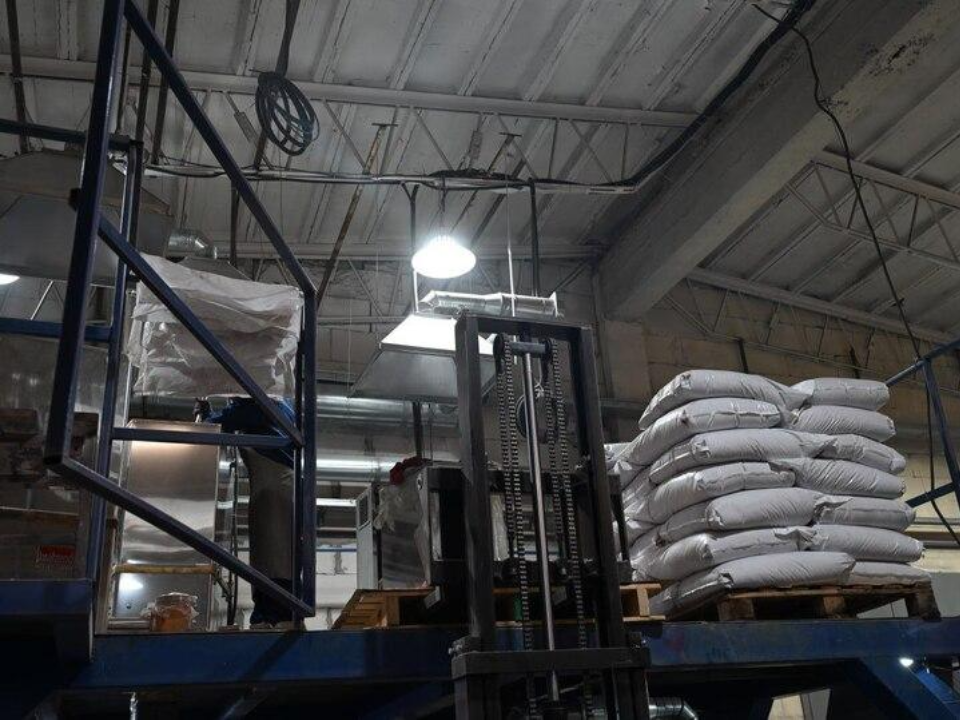 Производство пластика глазами ветеранов: на заводе показали, как добавки меняют свойства изделий