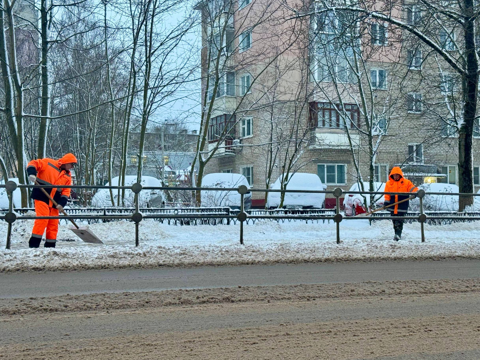 Коммунальные и дорожные службы в Можайске продолжают убирать снег