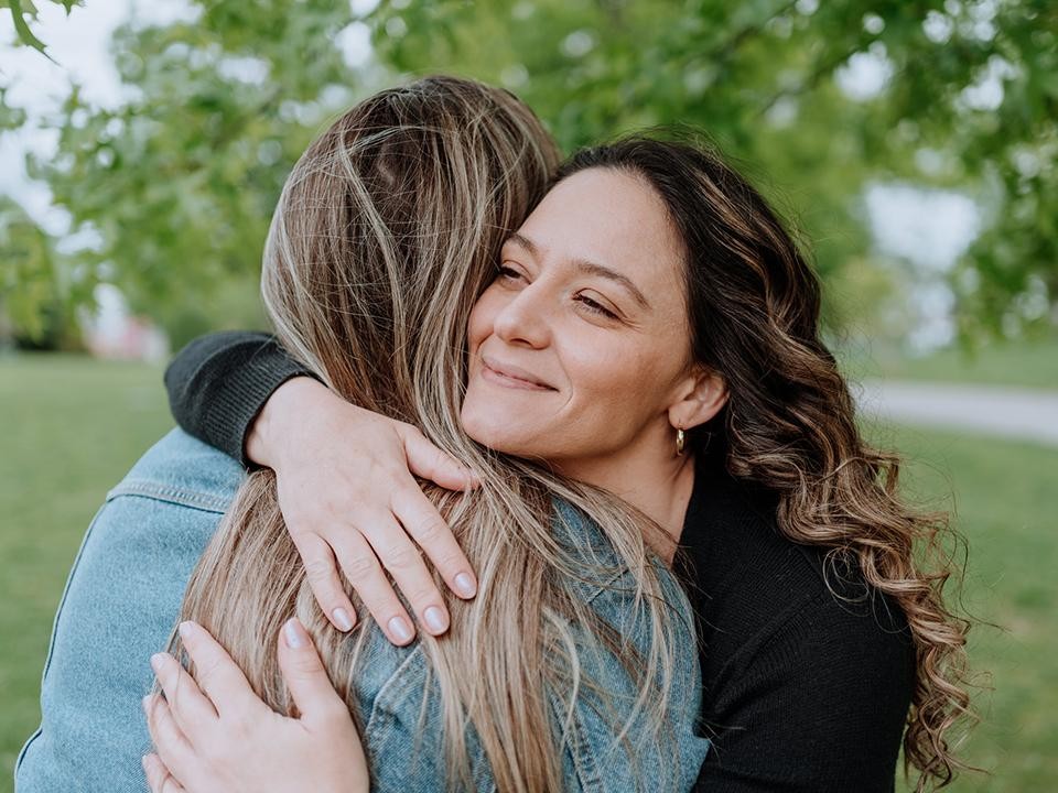 Объятия против стресса: невролог объяснила, почему важно чаще обниматься