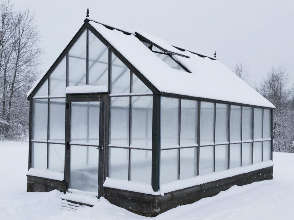 Как почистить крышу теплицы от снега? Простой трюк с веревкой спасет от повреждений