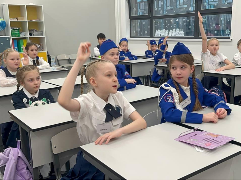 Как в Ямской школе учат детей безопасно добираться до школы с помощью игры