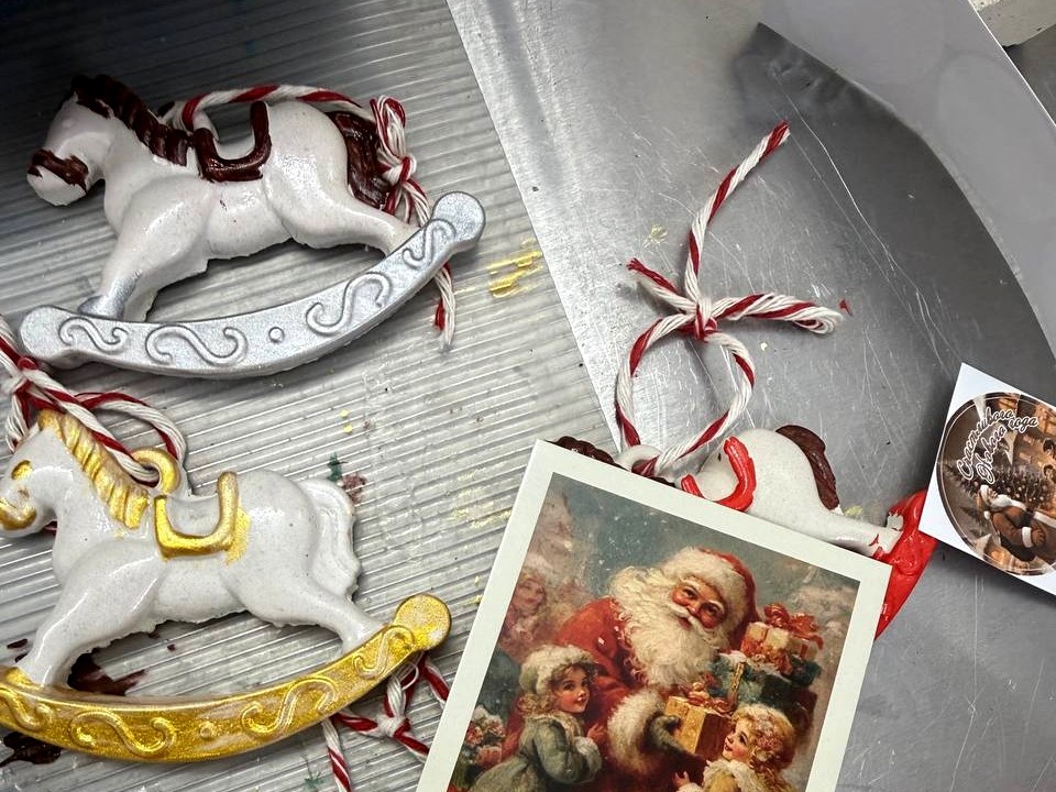 Елочные игрушки из бетона: в Ногинске задан новогодний тренд 2026 года