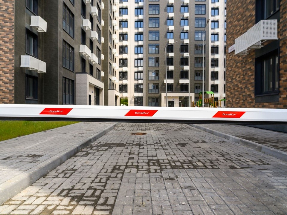 Администрация Мытищ поддержала жителей: подъезд к домам вскоре станет свободным