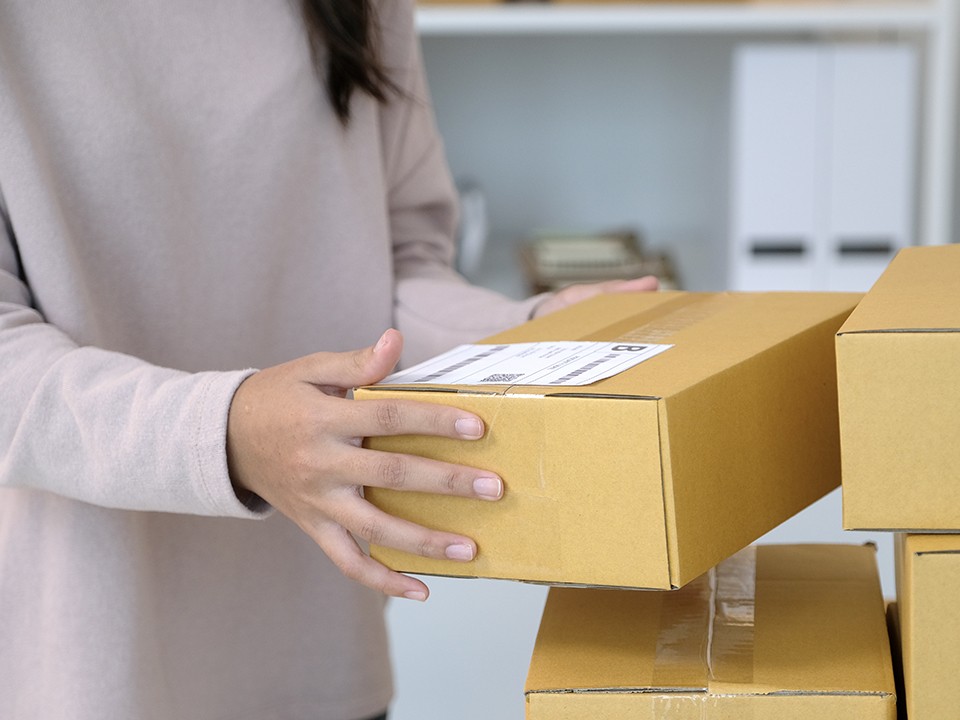 Ароматизатор и декоративные цветы похитили из пункта выдачи на проспекте Пацаева