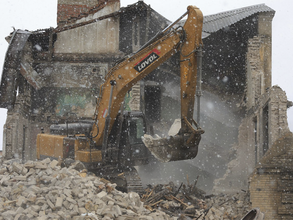 В Королеве начали снос расселенного дома под реконструкцию Ярославского шоссе
