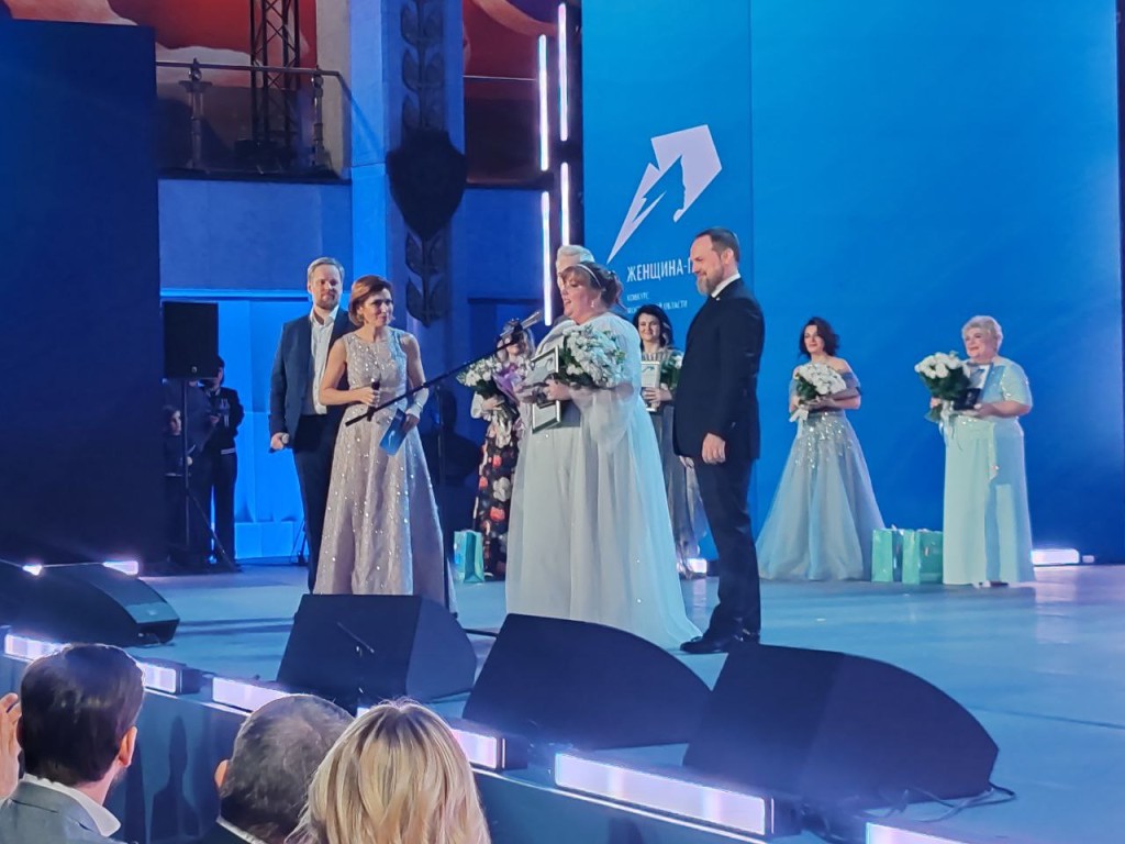 Поцелуй SHAMANа и сертификат на ₽200 тыс.:кто получил награды конкурса «Женщина — Герой»