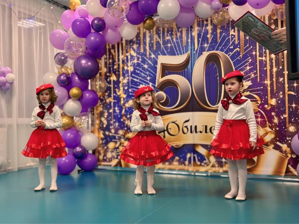 Старые фотографии оживили на полувековом юбилее детсада в Шестаково