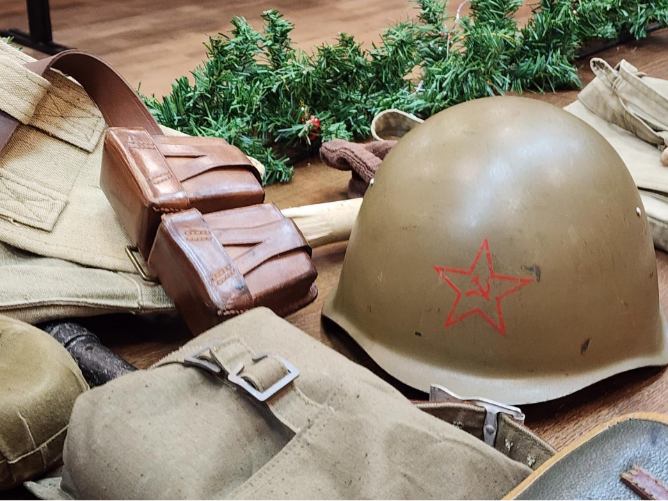 В школе № 11 ученики подержали в руках снаряжение участников контрнаступления в Битве за Москву