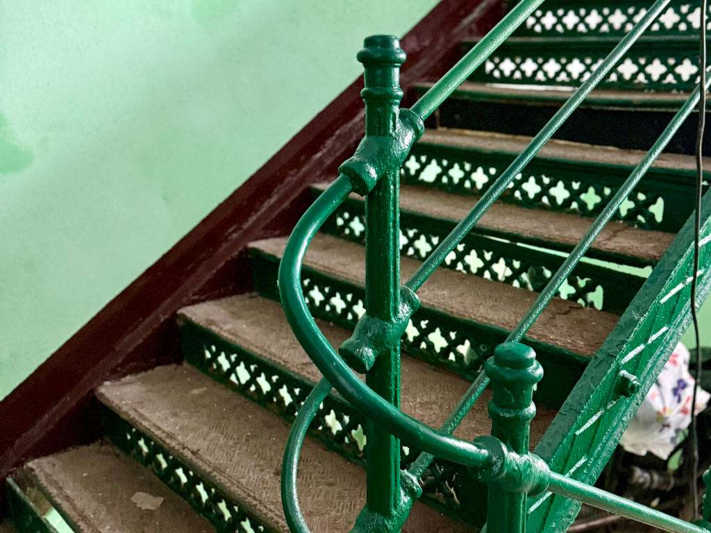 В Наро-Фоминске завершают ремонт подъездов в историческом доме на Калинина