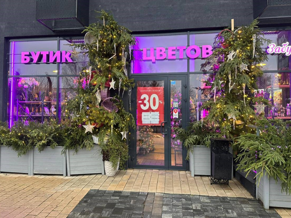 Новогодний блеск: красногорские магазины преображаются к празднику