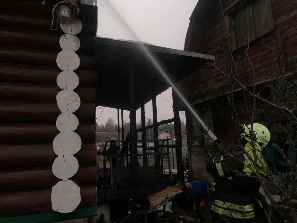Баня в огне, соседи в безопасности: спасатели ликвидировали пожар в Орехово-Зуевском городском округе