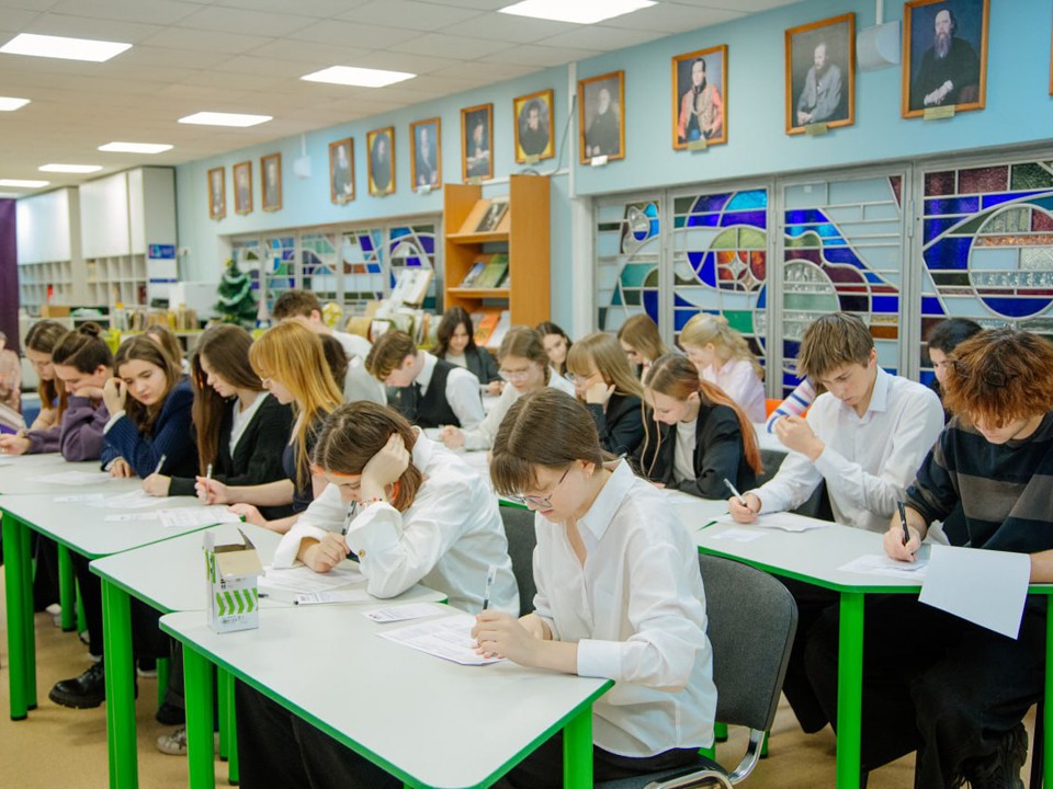 «Правовой экзамен» помог молодежи Звездного городка разобраться в Конституции