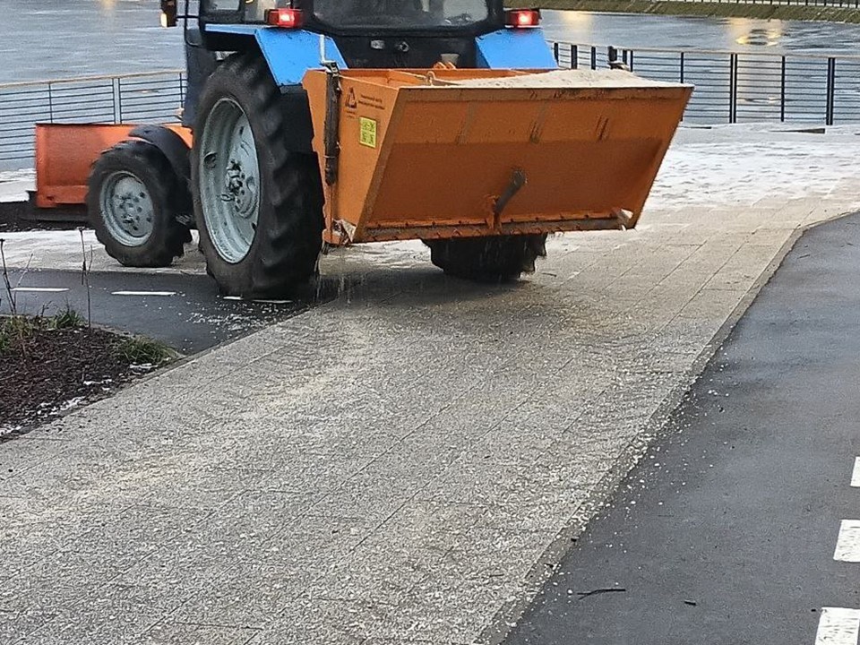 Дорожки на Травинском озере обработали противоледными реагентами