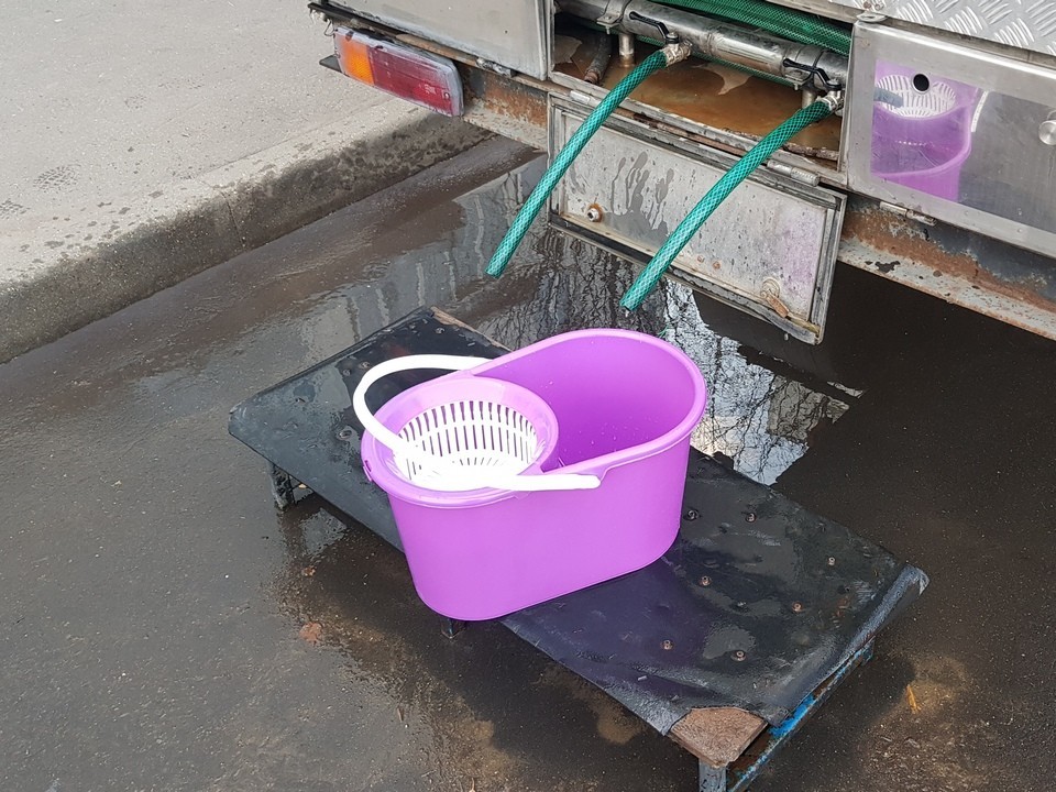 Идет ремонт на сети: жители семи домов в Лобне могут набрать воды в цистерне