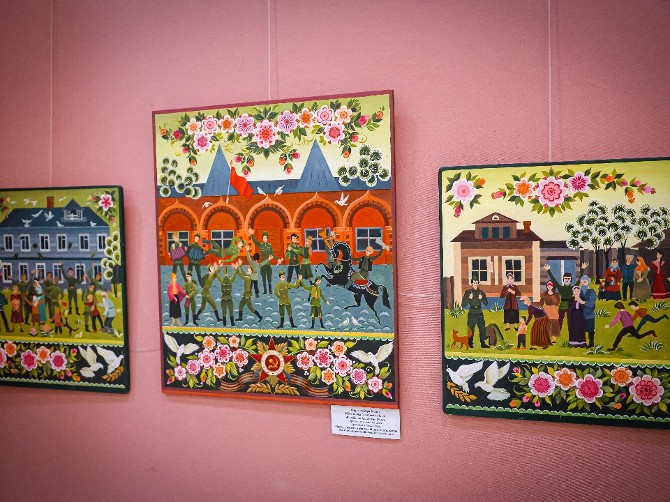 Полгода на одну картину: художники изобразили Клин в уникальной технике городецкой росписи