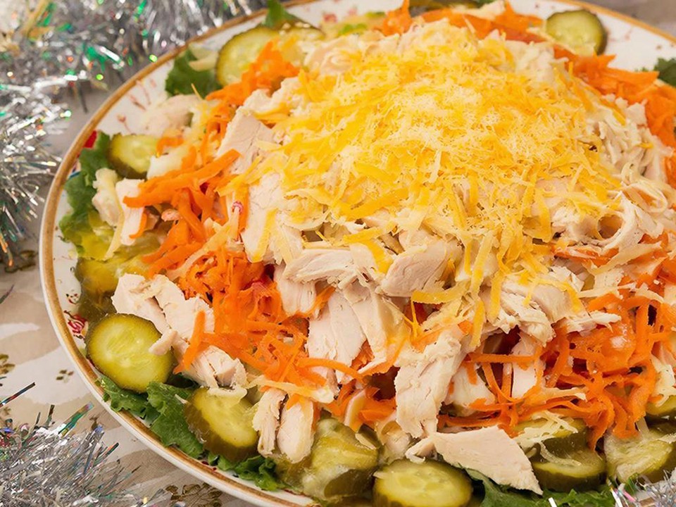 «Это шедевр!»: салат «Лисичка» покорит сердца гостей и домочадцев в новогоднюю ночь