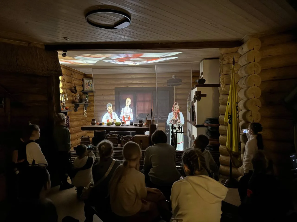 В Пушкино открыли тайны любимых десертов: школьники узнали, как создают сырки и попробовали их прямо с конвейера