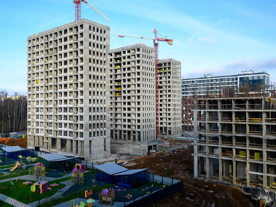 Свой лес у дома: в ЖК Красногорска завершают монолитные работы и начинают остекление