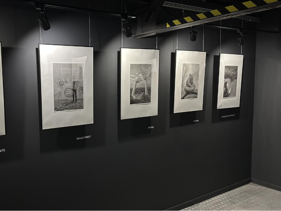 Выставка графических картин и авторских стикеров открылась в молодежном центре «Победа»